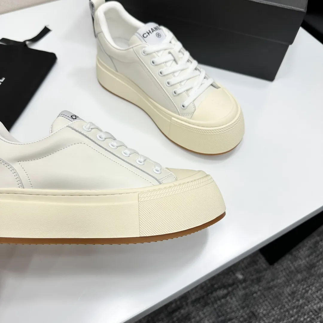 👟👟Ex-factory price 560👟👟Chanel Panda Shoes! 2025 counter's top casual sports shoes. This classic design; the upper is electro-embroidered with a variety of techniques; the outsole is fashionable and sporty; the unusual inclusion of a variety of color matching elements... The diversified mix and match is very good-looking and versatile, and can be used for leisure, fashion, sports, and outdoor... ꫛꫀꪝ Go➫ Materials: ❶Upper made of: original imported first-layer silk cowhide + original waterproof cloth + original first-layer cowhide ❷Inner lining: Breathable mesh ❸ Outsole based on: original TPU combination outsole, full set of boutique packaging for women 35–41